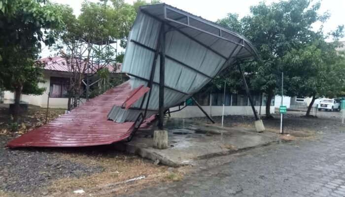 Garasi Ambulance Puskesmas Lhoong Roboh Diterpa Angin Kencang