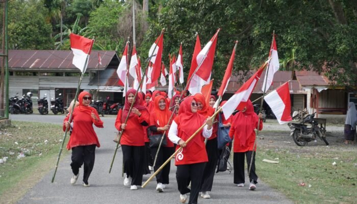 TP PKK Seulimeum Gelar Gotong Royong dan Kibarkan Bendera Merah Putih di Bendungan Krueng Aceh