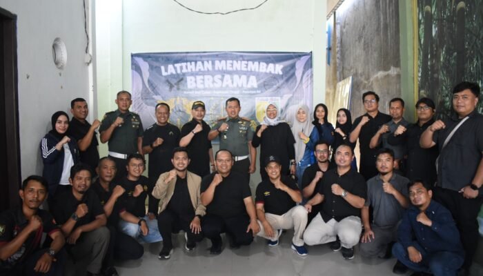 Pegawai Bea Cukai Aceh Latihan Menembak di Kodam IM
