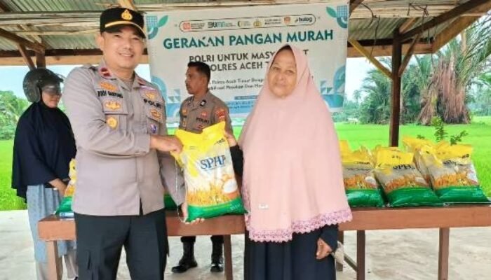 Polsek Banda Alam Bantu Warga Dapatkan Beras Murah