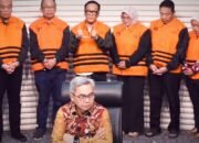 Diborgol Usai Jadi Tersangka Kasus Korupsi, Wamenaker Masih Senyum dan Mengangkat Jempol