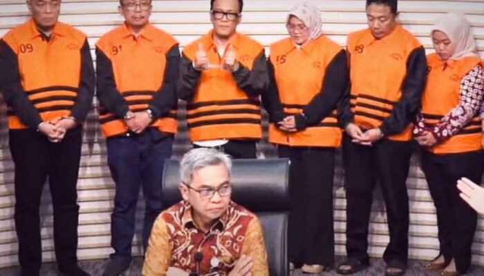 Diborgol Usai Jadi Tersangka Kasus Korupsi, Wamenaker Masih Senyum dan Mengangkat Jempol