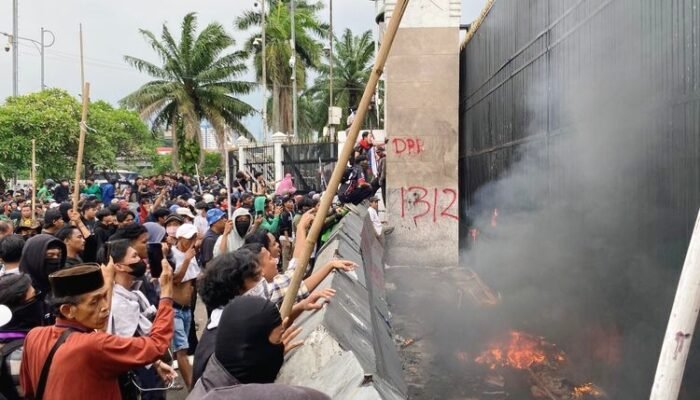 Ratusan Pelajar Diamankan dalam Aksi Demo di DPR