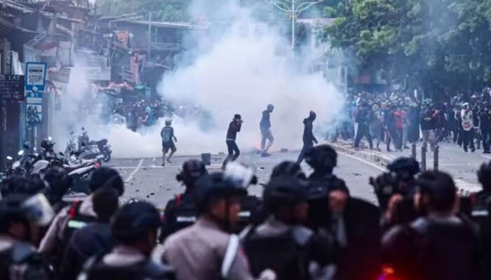 Gas Air Mata, Api, dan Teriakan Rakyat: Potret Ricuh Demo DPR Agustus 2025