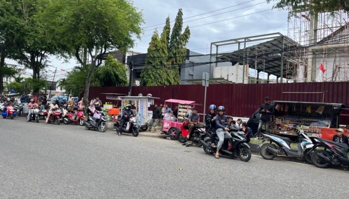 Sekolah Tutup Jelang Aksi Demo, Pedagang Kaki Lima Pilih Berjualan di Sekitaran DPRA