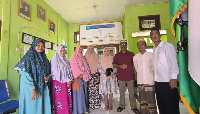Sejumlah TPQ di Gampong Lhok Aman Terima Wakaf Alquran dari Dermawan