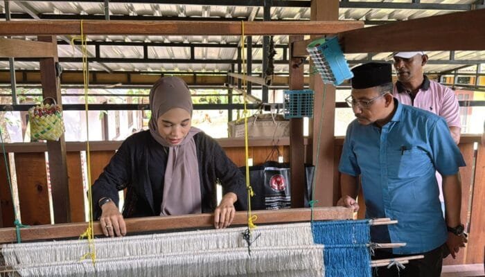 Haji Uma Minta Pemda Dukung Koperasi Jalur Sutra dan Pengrajin Songket di Aceh Besar