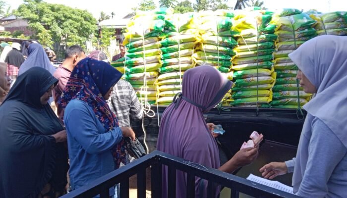 Dinas Pangan Aceh Besar Gelar Penjualan Beras SPHP Murah di Gampong Leu Ue
