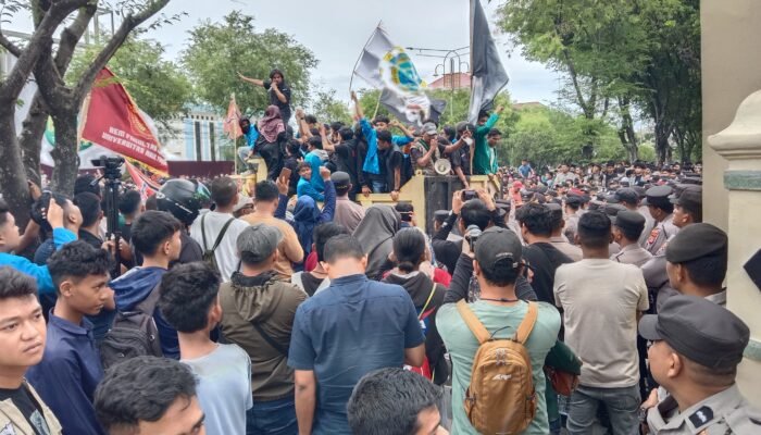 Ribuan Massa Aksi di Aceh Tak Diizinkan Masuk ke Halaman DPRA