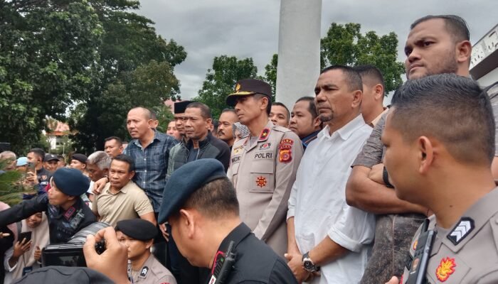 Ketua DPRA dan Kapolda Aceh Temui Massa