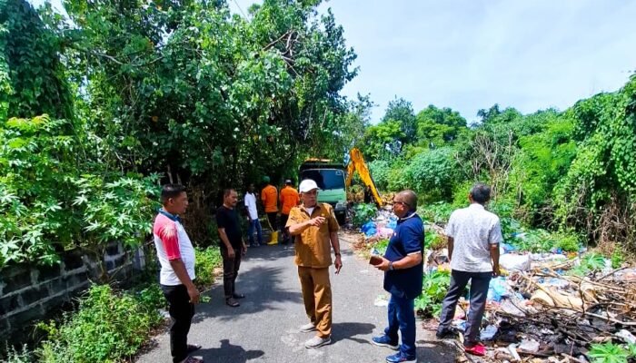 DLH Aceh Besar Kerahkan Armada Bersihkan Tumpukan Sampah di Lhoknga