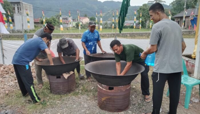 Pemuda Leu Ue Kompak Menyiapkan Menu Kuah Beulangong untuk Kenduri Maulid