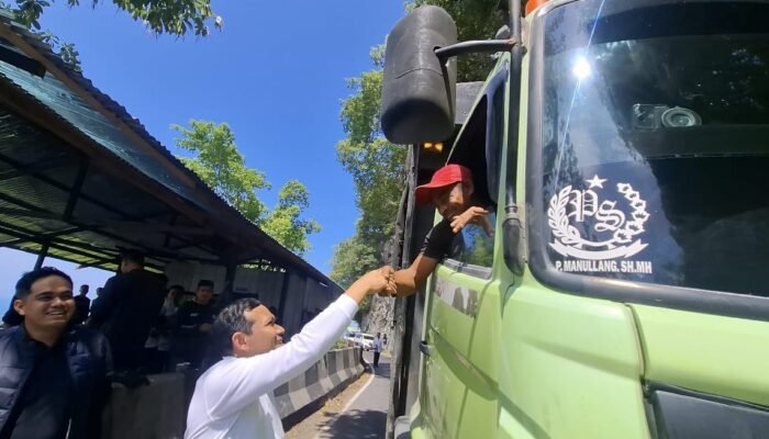 Aksi Humanis Wagub Aceh, Bagi Jajan untuk Supir Truk Pelat Luar di Puncak Geurutee