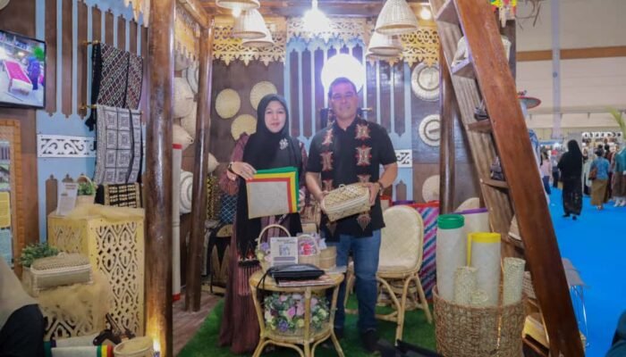 Bupati Aceh Besar Tinjau Stand Dekranasda di Inacraft 2025: Bangga Produk Lokal Tembus Ajang Nasional