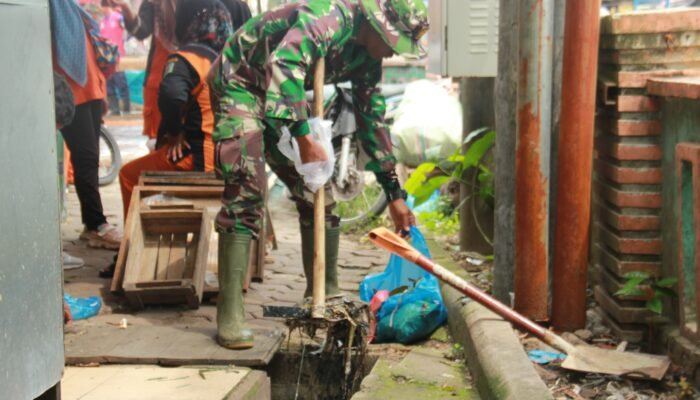 Jumat Bersih di Aceh Tamiang, Prajurit TNI dan Warga Menyatu dalam Kegiatan Gotong Royong