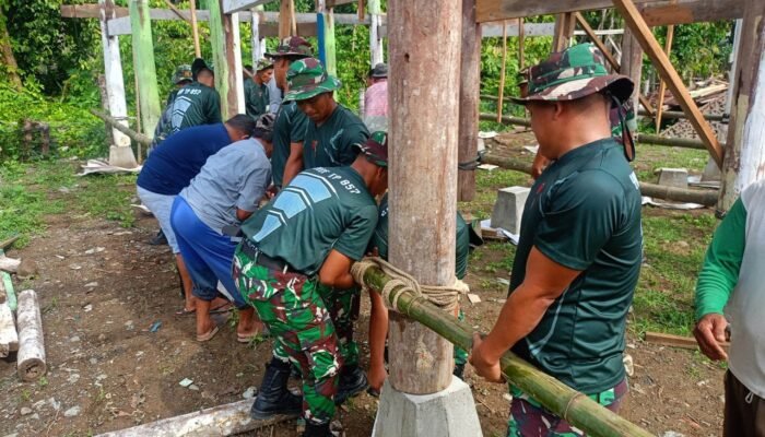 Prajurit TNI dan Warga Pidie Gotong Royong Bangun Dayah