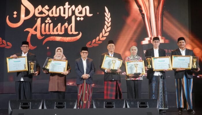 Mualem Raih Penghargaan Tokoh Peduli Pesantren