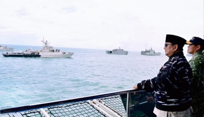 Atraksi Spektakuler TNI AL di Hadapan Presiden Prabowo, Laut Jakarta Bergemuruh
