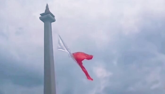 Viral! Merah Putih Robek di Monas Saat Gladi HUT ke-80 TNI