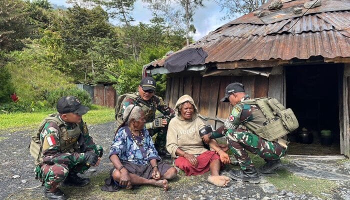 Satgas Yonif 112/DJ Layani Kesehatan Gratis dan Bagikan Bantuan untuk Warga di Pedalaman Papua
