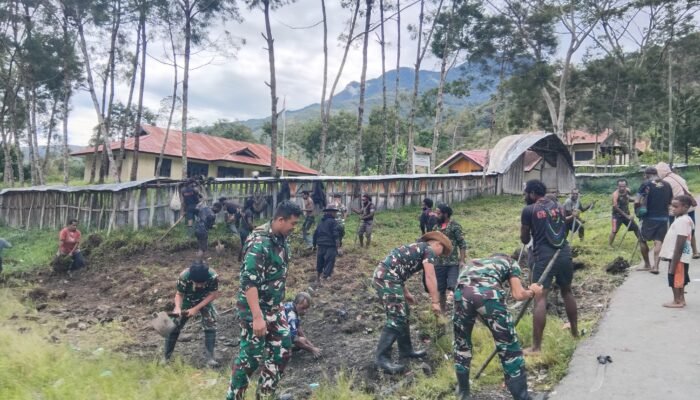 Satgas Yonif 112/DJ bersama Warga Gotong Royong Bersihkan Lingkungan di Puncak Jaya