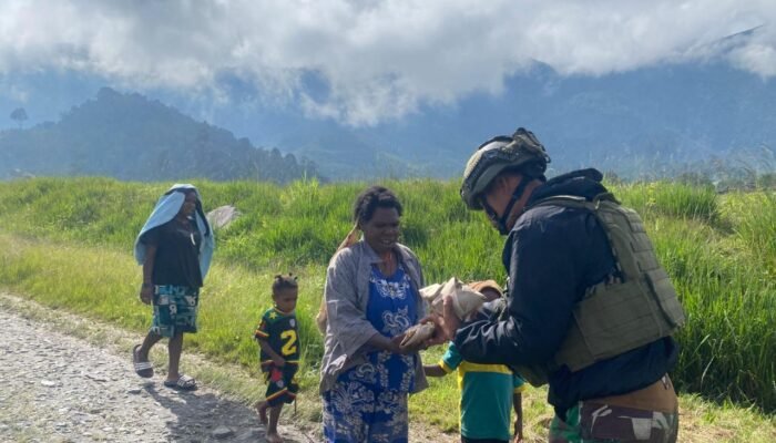 Satgas Yonif 112/DJ Tebar Kepedulian di Puncak Jaya Papua Lewat Jumat Berkah