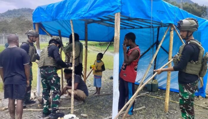 Satgas Yonif 112/DJ dan Warga Puncak Jaya Gotong Royong Siapkan Perayaan Natal 2025