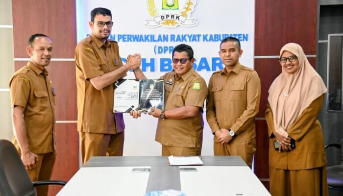 Sekda Aceh Besar Serahkan Dokumen KUA PPAS ke DPRK