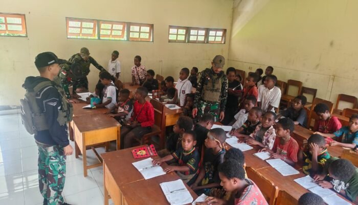 Hari Guru di Pedalaman Papua: Prajurit Yonif 112/DJ Jadi Guru bagi Anak-anak Puncak Jaya