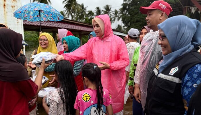 Terobos Banjir, Istri Mualem Temui Warga di Pengungsian Gampong Matang Kareung