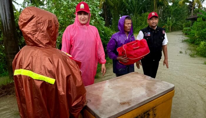 Istri Mualem bersama Plt Kepala Dinas Sosial Aceh Tinjau Banjir Lhoksukon dan Aceh Timur