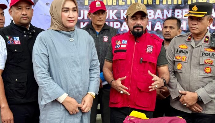 Kak Na Serahkan Bantuan Masa Panik ke Warga Aceh Timur