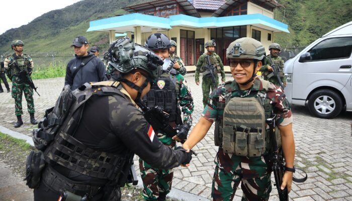 Satgas Yonif 112/DJ Turunkan Pengamanan Penuh Sambut Kasdam VI/Mlw di Puncak Jaya