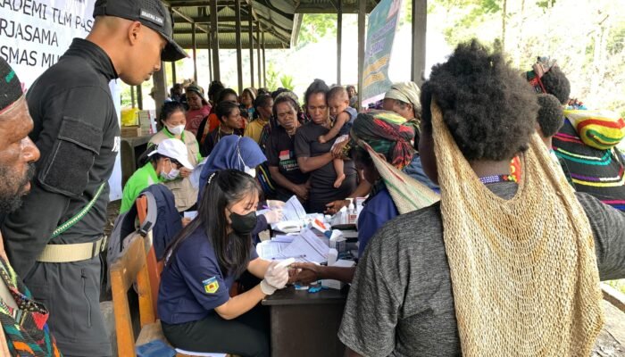 Prajurit TNI Dampingi Puskesmas Layani Kesehatan Warga Distrik Tinggi Nambut Puncak Jaya