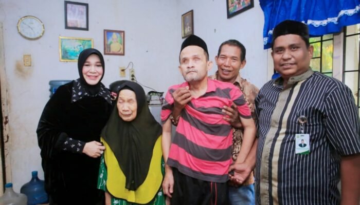 Illiza Salurkan Bantuan untuk Ratusan Fakir Uzur