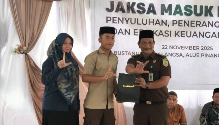Santri Bustanul Ulum Dibekali Edukasi Hukum dan Keuangan Syariah Lewat Program Jaksa Masuk Dayah