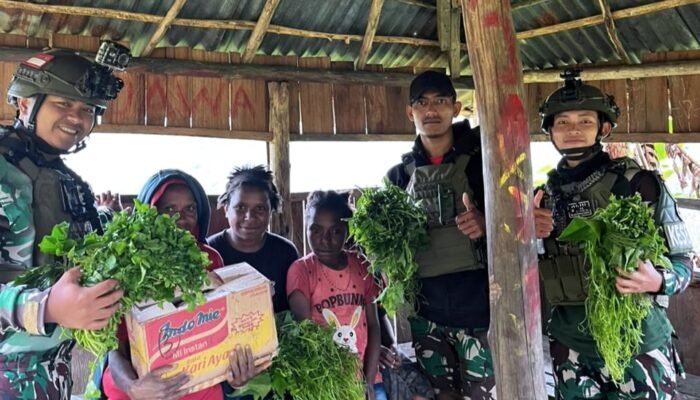 Satgas Yonif 112/DJ Layani Kesehatan Gratis dan Bagikan Bahan Makanan di Puncak Jaya