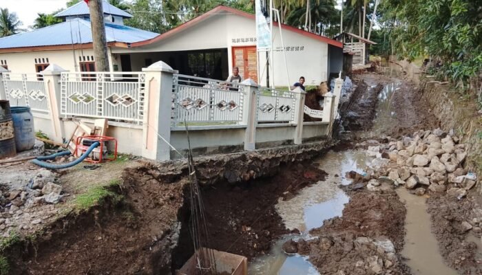 Pagar Meunasah Ruyong Ambruk