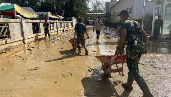 Personel Kodim Aceh Tamiang Bersihkan Fasilitas Umum Bersama Warga