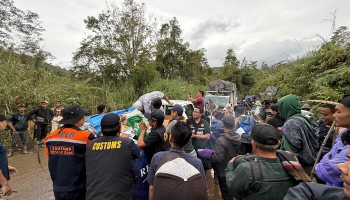 Gotong Royong di Tengah Bencana, Relawan Kemenkeu Satu Lhokseumawe Bantu Warga Terisolir