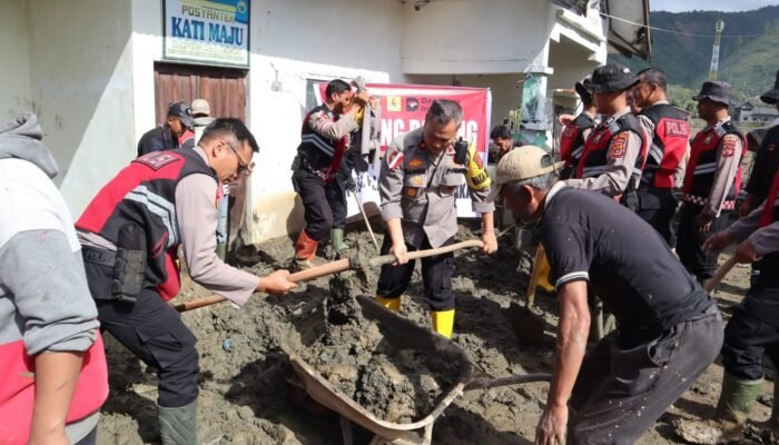 Polri bersama PLN dan Masyarakat Gotong Royong Bersihkan Fasilitas Kesehatan di Aceh Pascabencana