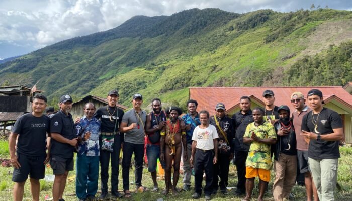 Satgas Yonif 112/DJ Gelar Tradisi Bakar Batu Bersama Warga Tingginambut