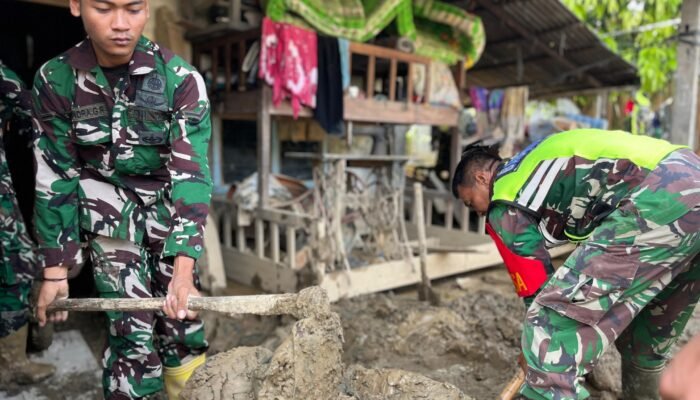 Pasca Banjir Pidie, Prajurit TNI Gotong Royong Bersihkan Rumah Warga