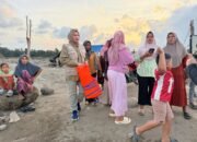 Kak Na Istri Mualem Antar Bantuan ke Lhok Gunci, Perkampungan yang Berubah Menjadi Sungai