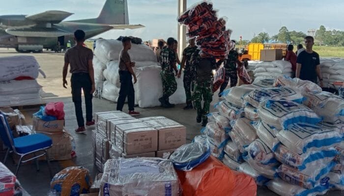 Tanggap Darurat Diperpanjang, Hercules TNI AU Terus Lakukan Dropping Bantuan ke Wilayah Terdampak di Aceh