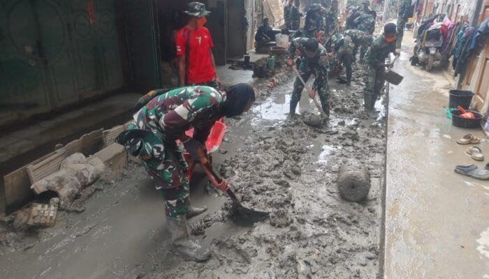 Prajurit Kodam Iskandar Muda Bersihkan Pasar Kuala Simpang, Dorong Kebangkitan Ekonomi Pasca Banjir