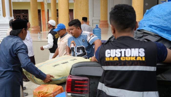 Relawan Bea Cukai Salurkan Bantuan ke Dayah Waled Lapang