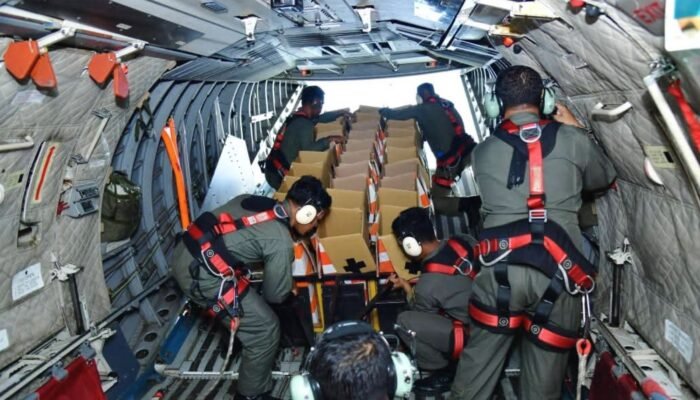 TNI AU Lakukan Airdrop Helibox, 90 Paket Bantuan Darurat Diterjunkan ke Wilayah Terisolir di Tapanuli Utara