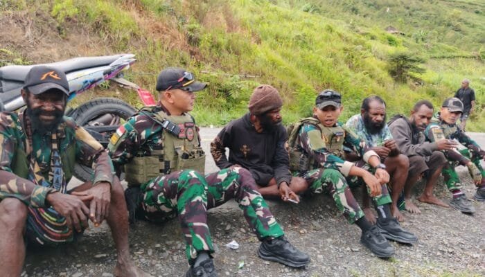 Satgas Yonif 112/DJ Ajak Warga Kampung Kalome Jaga Keamanan dan Kedamaian