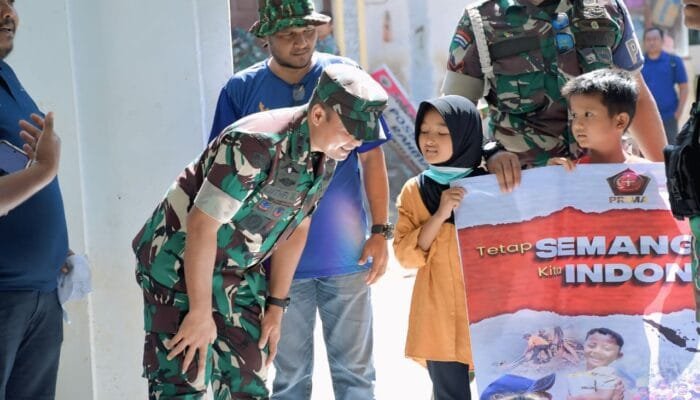 TNI AD Salurkan Bantuan Pendidikan untuk Anak-anak Korban Banjir di Bireuen